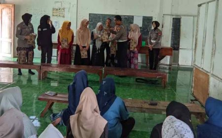 Polwan Polres Ngawi Gandeng Da'i Kamtibmas Edukasi Santri Cegah Perilaku Kekerasan