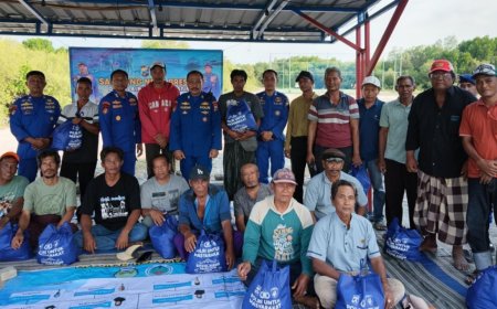 Berbagi Sembako, Ditpolairud Polda Jatim Sambang Nusa ke Pulau Mandangin, Ajak Nelayan Jaga Kamtibmas