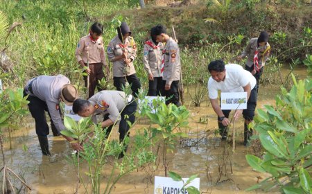 Ecology Policing : Polres Trenggalek Tanam Mangrove dan Lepas Liarkan Ratusan Tukik