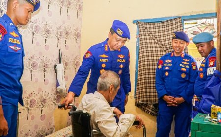 Polairud Polda Metro Jaya Bantu Kursi Roda dan Sembako untuk Warga Jakarta Utara