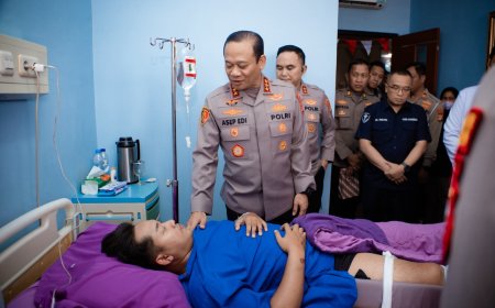 Kapolda Didampingi Waka Polda  Metro Jaya Besuk Tiga Polisi yang Cedera Saat Bertugas di RS Polri